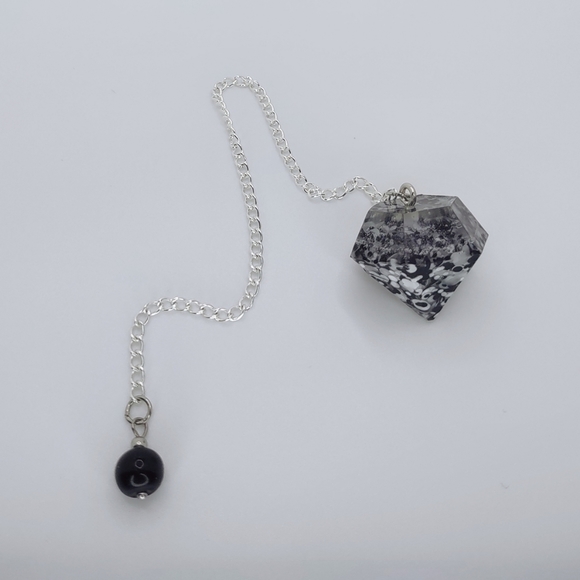 Classic Black and white dotted clear top handcrafted dowsing pendulum - Picture 6 of 11